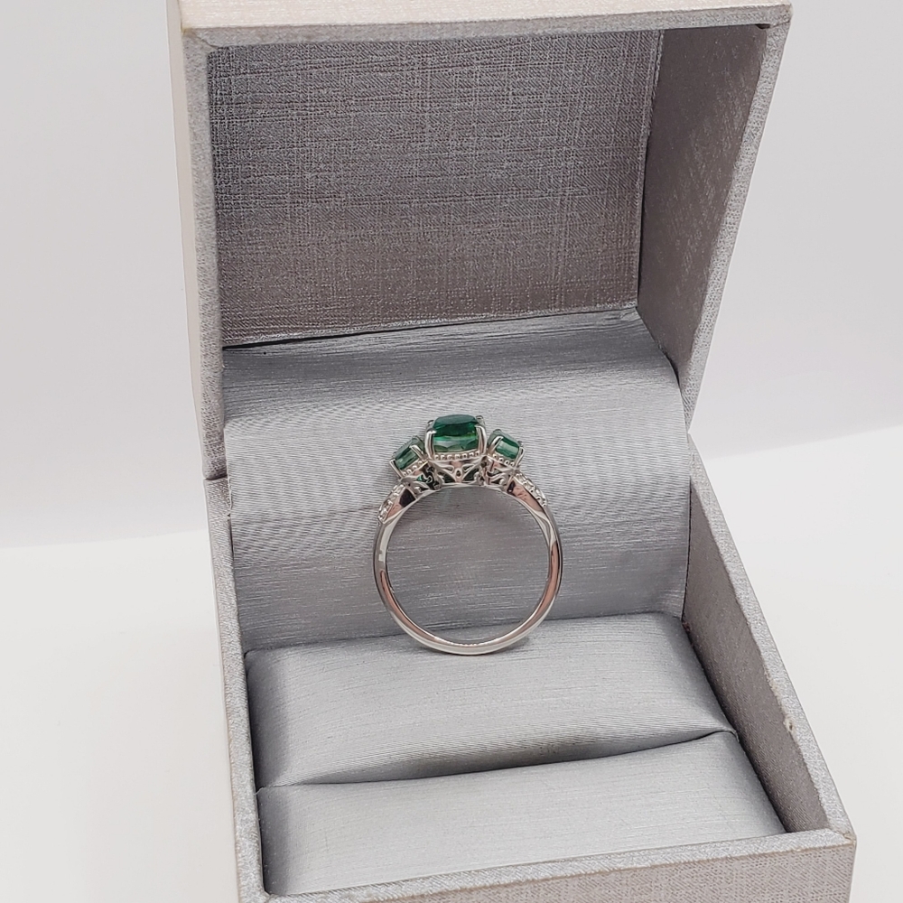 Emerald Green Quartz Ring - Picture 2 of 8